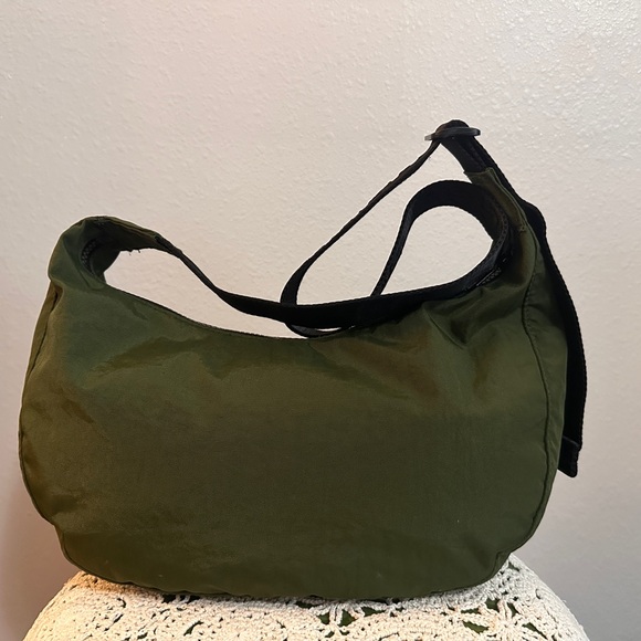 BAGGU Medium Crescent in Bay Laurel - Picture 4 of 6